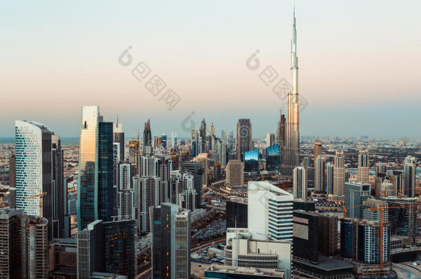 日落时迪拜商业海湾塔的<strong>奇妙屋</strong>顶景观。