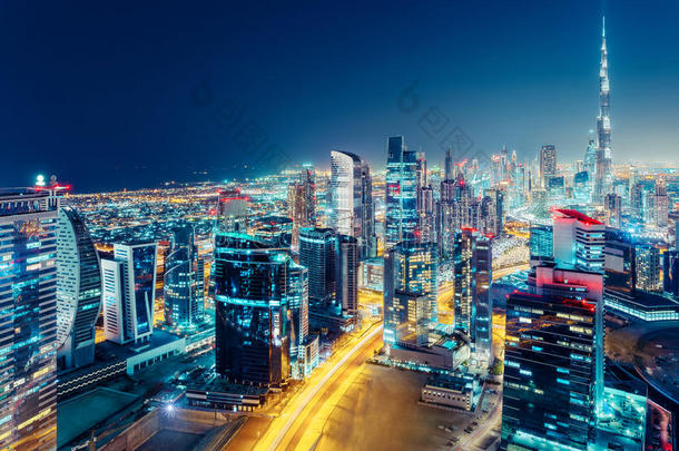 夜间鸟瞰一座现代化的大城市。阿联酋迪拜的夜间天际线。