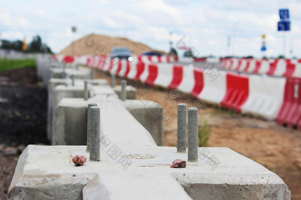 在高架桥上建造道路交叉口，在附近设置混凝土<strong>护栏</strong>和红色白色塑料站。