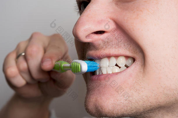 早晨刷牙可以清洁牙齿