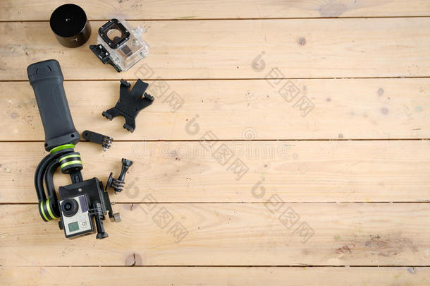 用稳定器在木桌上的动作相机