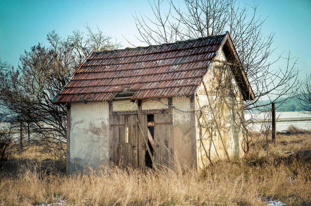 废弃的房子在一个农村巴伐利亚景观视图