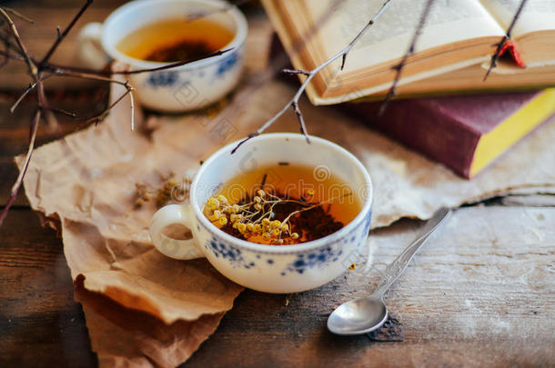 一杯茶，乡村风格。 一杯加香料和柠檬的茶