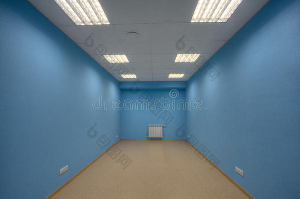 一间空荡荡的办公室<strong>没有</strong>人，墙壁涂成蓝色，<strong>没有</strong>窗户，<strong>没有</strong>家具。