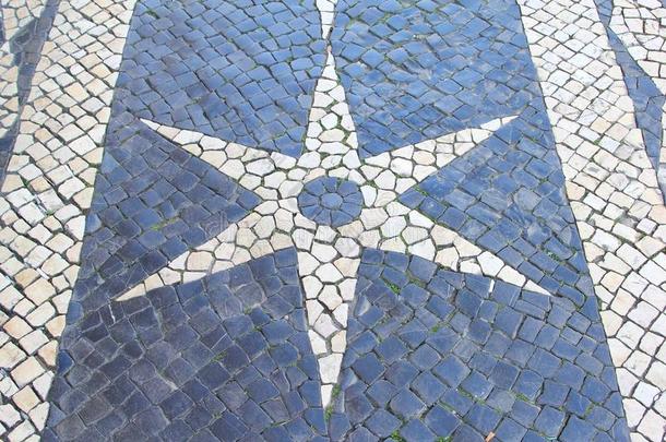蓝色白色老式马赛克瓷砖明星人行道，葡萄牙