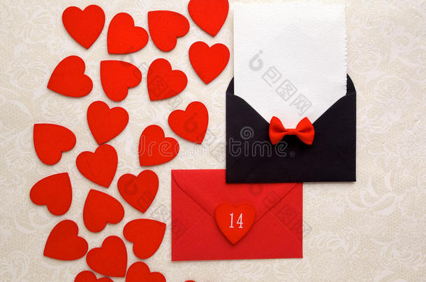 装饰背景上的信封邮件和心。 情人节卡片，爱情或婚礼问候概念。 上面的风景