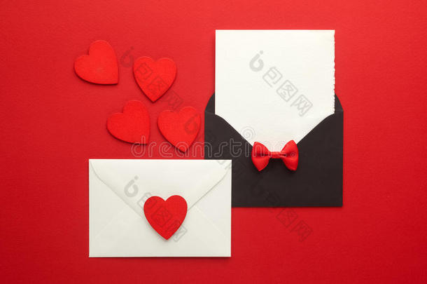 信封邮件，红色背景上的心和<strong>丝带</strong>。 情人节<strong>卡片</strong>，爱情或婚礼问候概念。 上面的风景