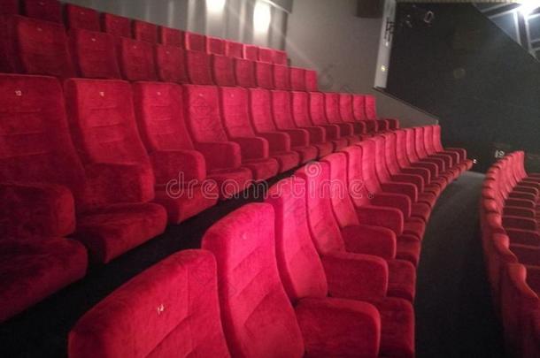 电影院的椅子是红色的紫色