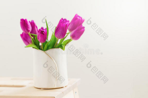 美丽的清<strong>新春</strong>天，莱拉郁金香在花瓶的明亮<strong>背景</strong>。