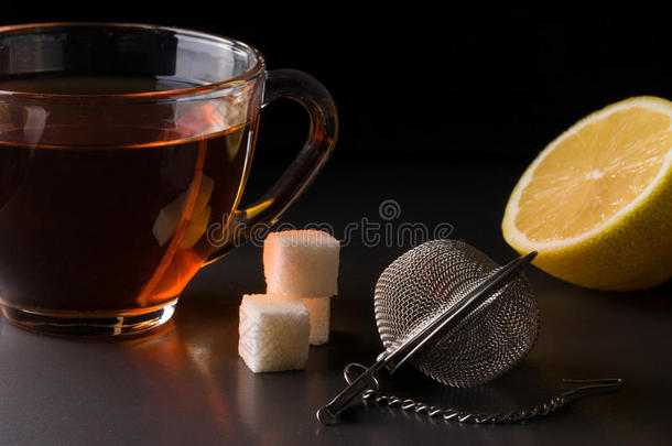 一杯带过滤器和柠檬的茶过滤器和柠檬