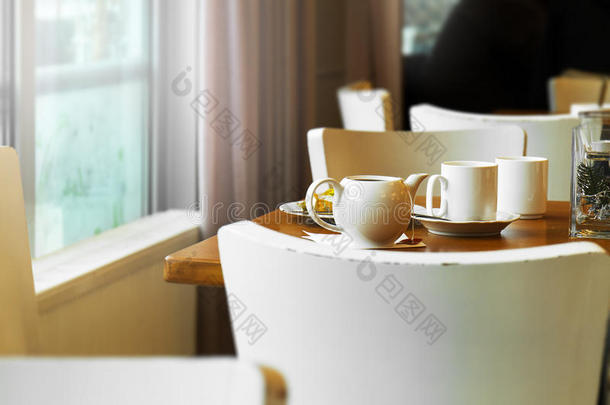 欧洲传统早餐在酒店提供茶罐和杯子