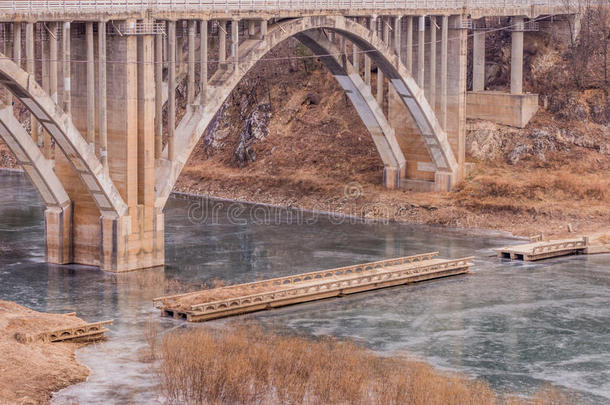 拱桥有跨越河流的圆柱