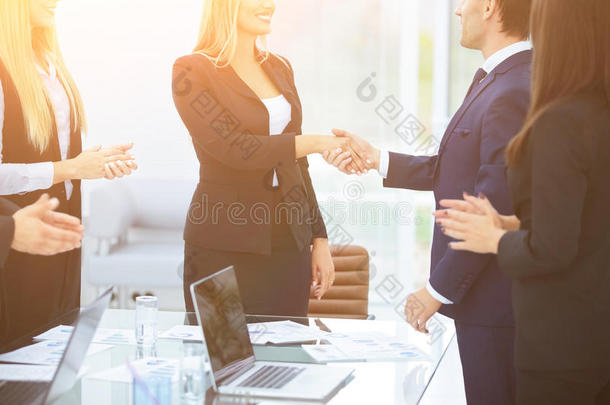 成功签署t后业务合作伙伴的握手