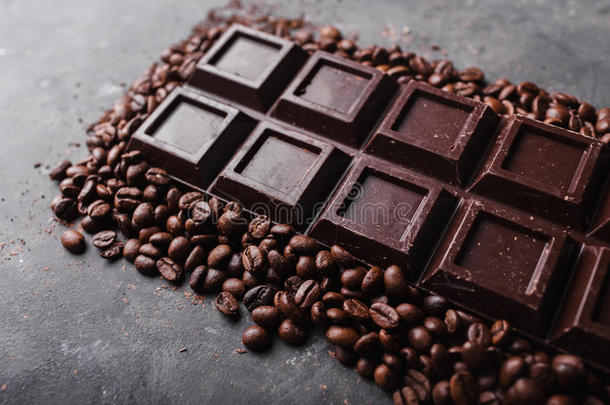 咖啡豆和黑巧克力。 巧克力背景。 咖啡豆。