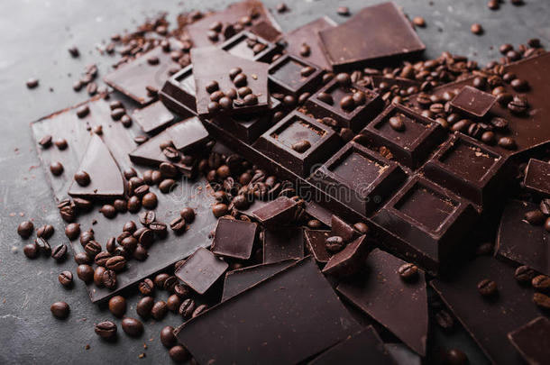 咖啡豆加巧克力黑巧克力。 碎巧克力片。 巧克力棒片。