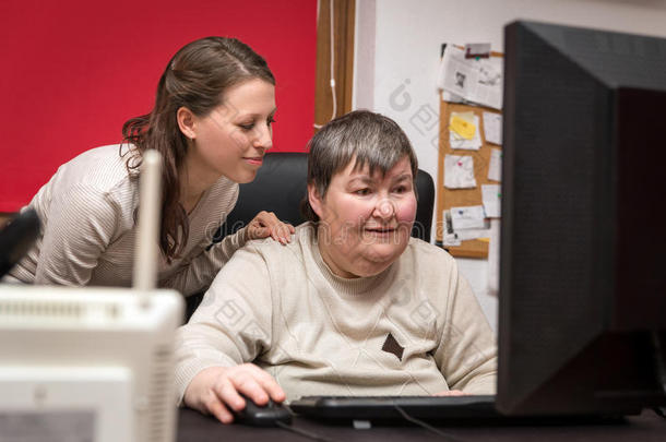 照顾者和精神残疾妇女在电脑上学习