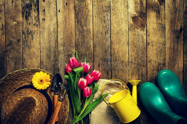 园艺工具，花，浇水罐，橡胶靴和稻草h