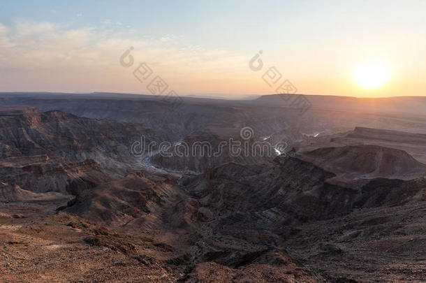 鱼河峡谷，风景优美<strong>的</strong>旅游目<strong>的</strong>地在纳米比亚南部。 最后一次阳光照射在山脊上。 从上面<strong>的</strong>广角视图