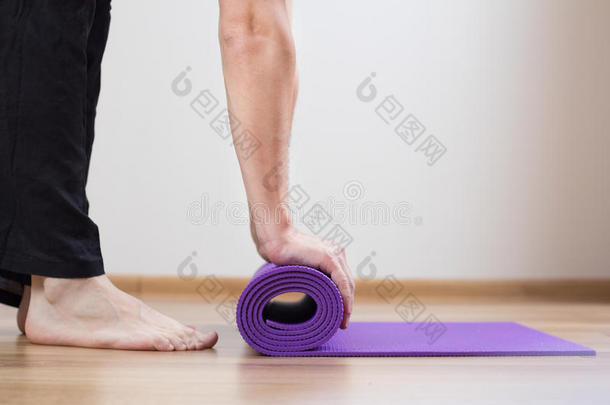 脚和瑜伽垫