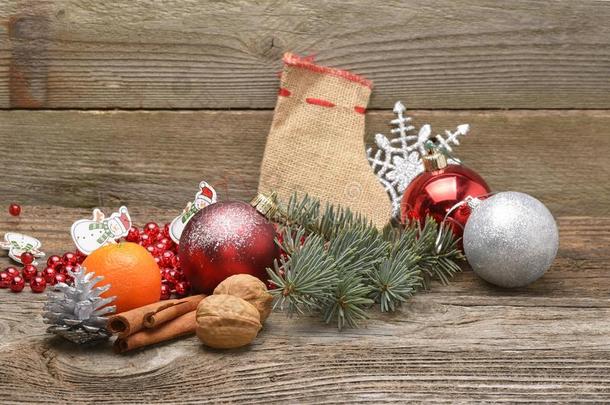 木制背景上的圣诞装饰品和装饰品。