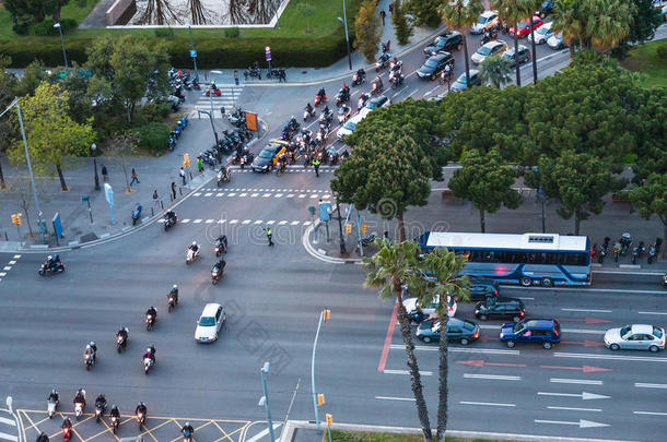 巴塞罗那市十字路口的汽车交通