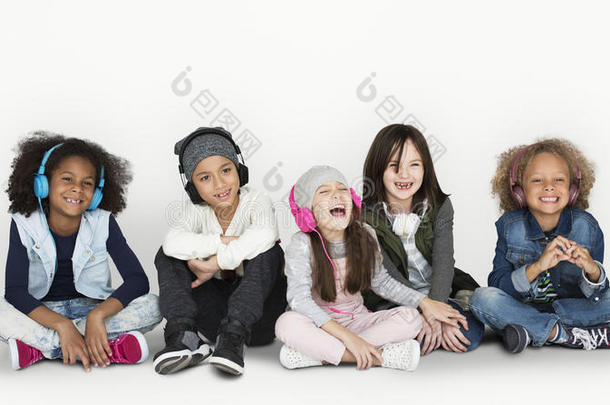 一群戴着耳机微笑的儿童工作室和冬天的C
