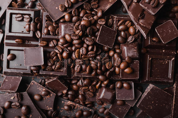咖啡豆加巧克力黑巧克力。 碎巧克力片。 巧克力棒片