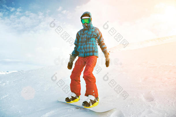 女孩在冬天在山上学滑雪