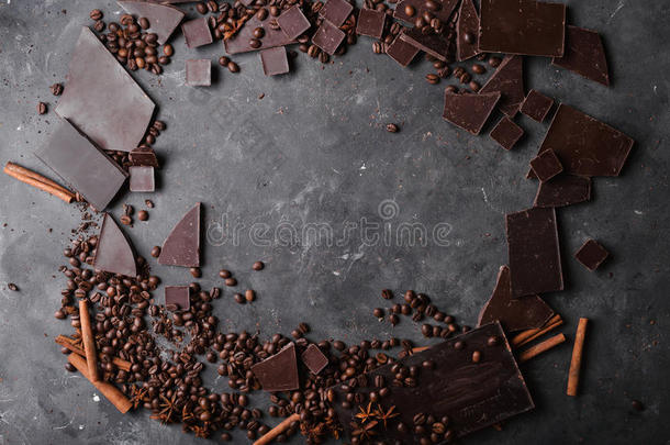 咖啡豆和黑巧克力。 巧克力棒。 巧克力背景。 咖啡豆。