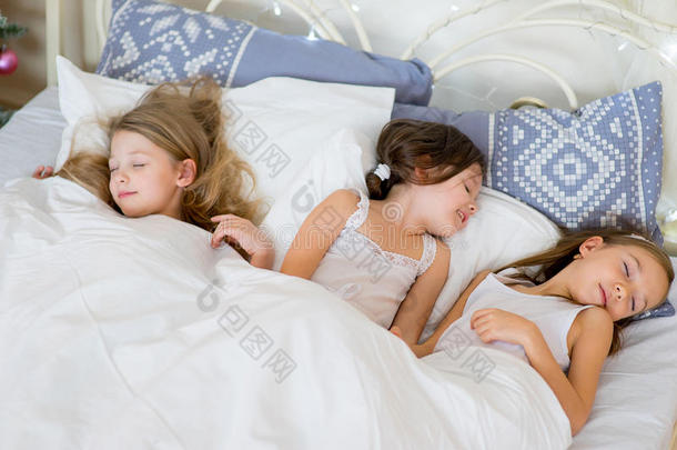 圣诞节早晨，<strong>女孩子</strong>们睡在床上