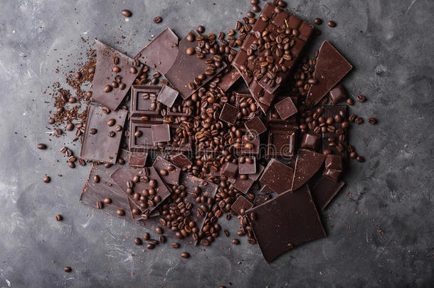 咖啡豆加巧克力黑巧克力。 碎巧克力片。 巧克力棒片。