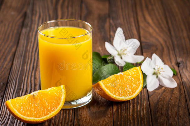 一杯新鲜果汁和切片橘子