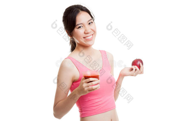 美丽健康的亚洲女孩，西红柿汁和苹果。