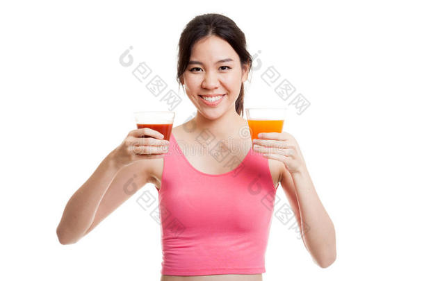 美丽健康的亚洲女孩，西红柿汁和可乐饮料。
