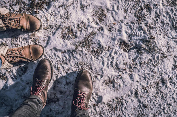 雪地上的靴子