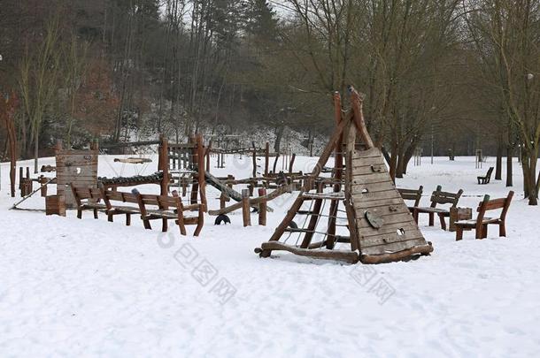 冬季天然森林公园的儿童游乐场