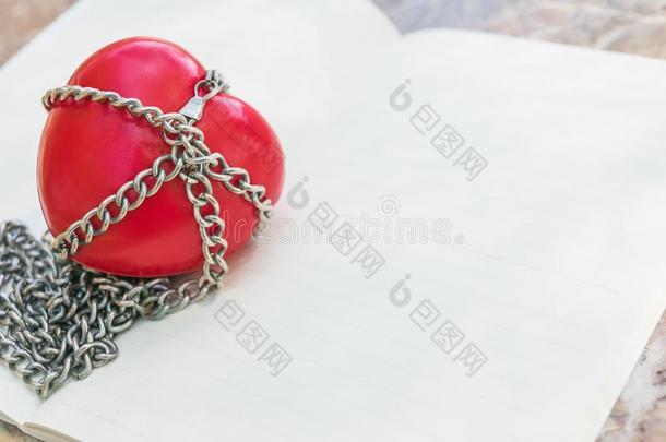 一颗红色的心系着链子，情人节的概念。