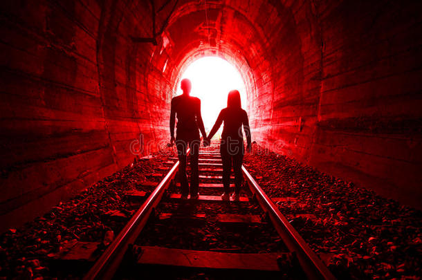 一对相爱的夫妇在隧道里<strong>一起走过</strong>