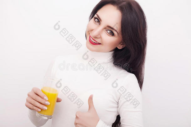饮食。 健康的生活方式。 一个喝新鲜橙汁的年轻女孩。 白色背景