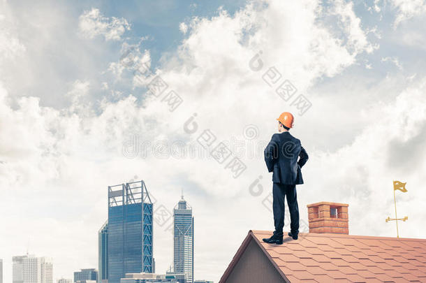 工程师站在屋顶上看着远方。 混合媒体