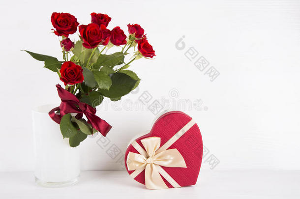 一束红玫瑰，白底红礼盒