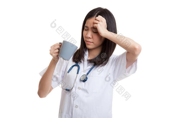 亚洲年轻的女医生<strong>喝了</strong>杯咖啡头痛。