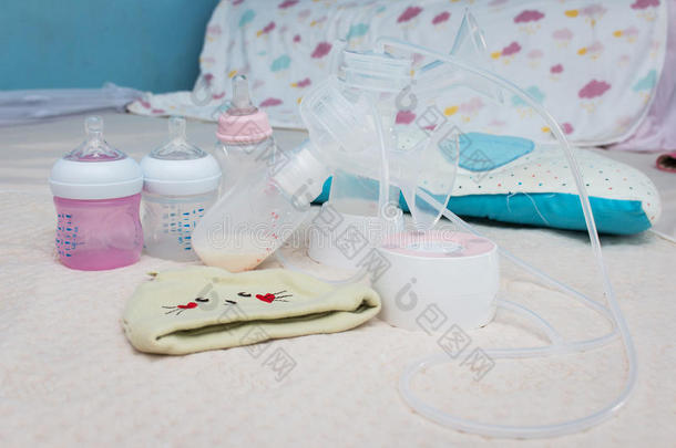 婴儿用母乳泵和奶瓶