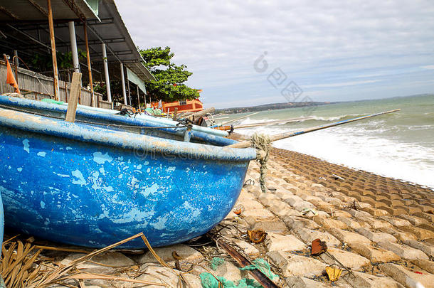 沙滩上的渔船。越南