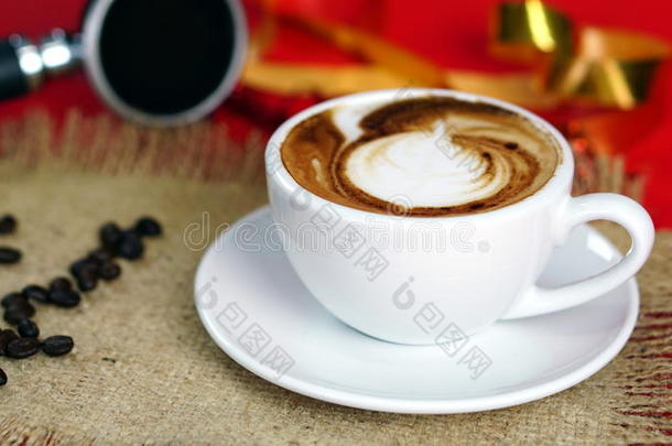 一杯拿铁，卡<strong>布</strong>奇诺或浓缩咖啡与牛奶放在<strong>红色背景</strong>与深色烤咖啡豆