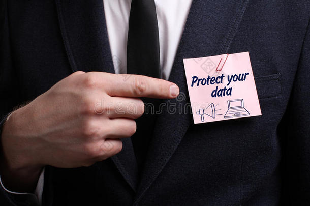 商业、技术、互联网和网络概念。 年轻的商人展示了一个词：保护你的数据