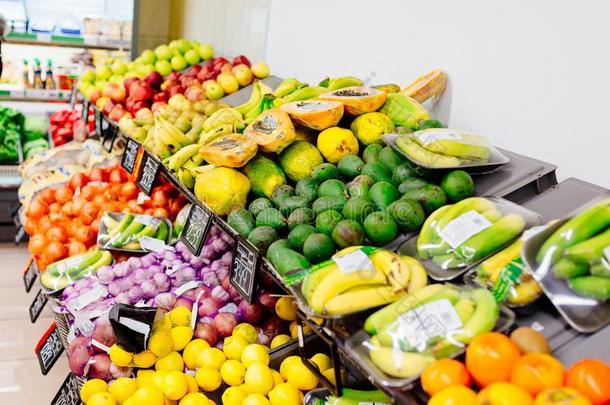 超市商店的新鲜水果和蔬菜
