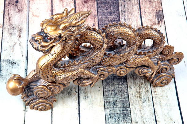 金龙雕像在木头上，为中国节日庆祝。