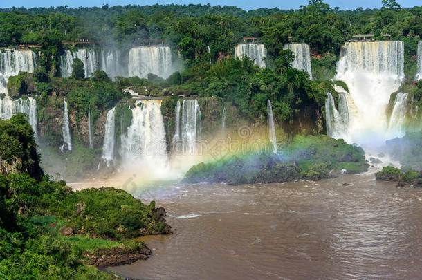 鸟瞰瀑布瀑布瀑布瀑布瀑布瀑布与广泛的热带森林和美丽的彩虹在伊瓜库国家公园