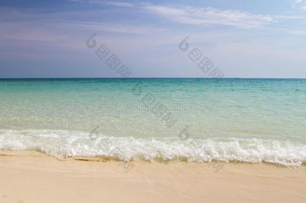 沙滩和海浪的蓝色海洋在沙滩夏季背景